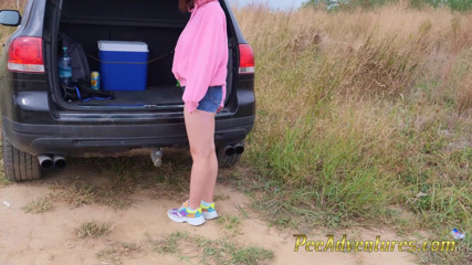 Pee Adventures: Menina hipster fuma e faz xixi em seu short jeans...