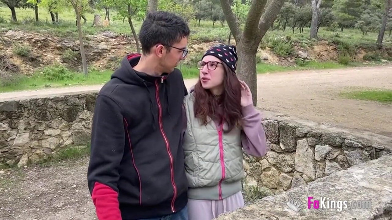 FAKings: Köylü çift bir taşra sikişi arıyor. Diana ve Cristian'ın açık havada...