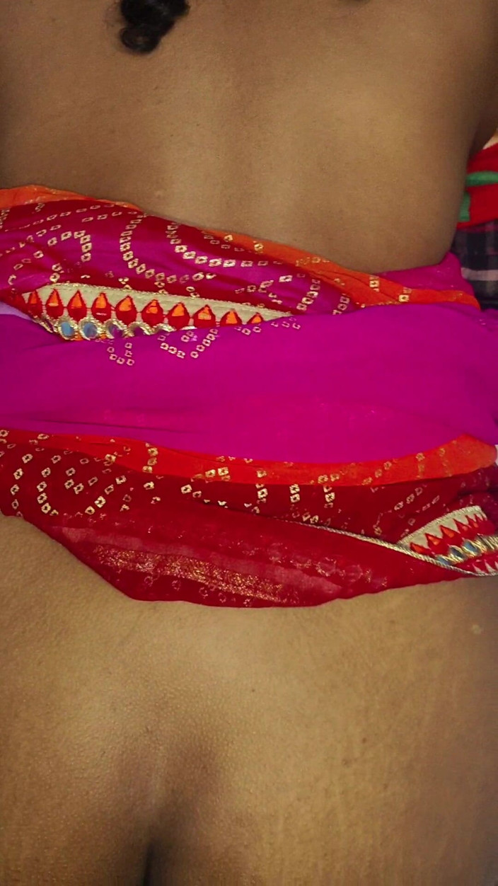 Hiyan: Desi Indische tiener op zijn hondjes in saree heet plagen...