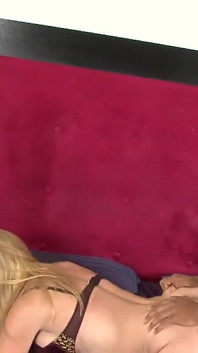 Sexy děvka milf bere velký tvrdý penis do pusy a pak dostane její kundičku rozbitou