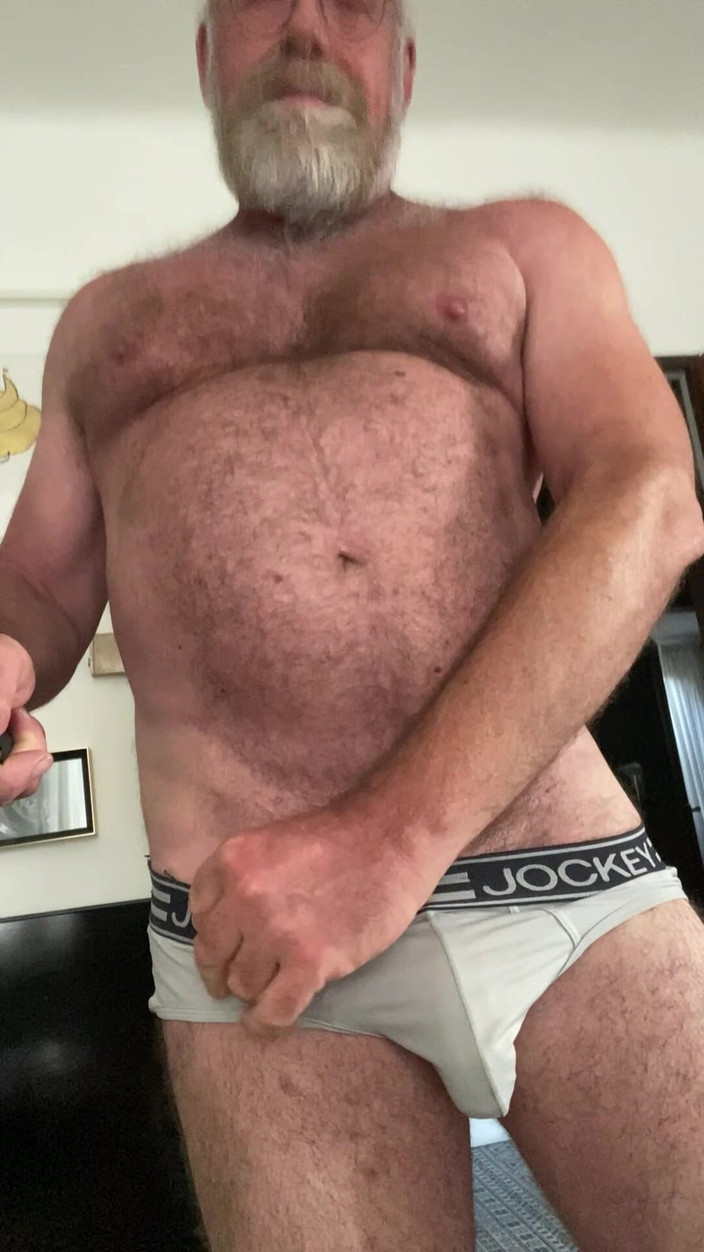 Exhibitionistman: L'orso avvoltoio si masturba dal suo pene