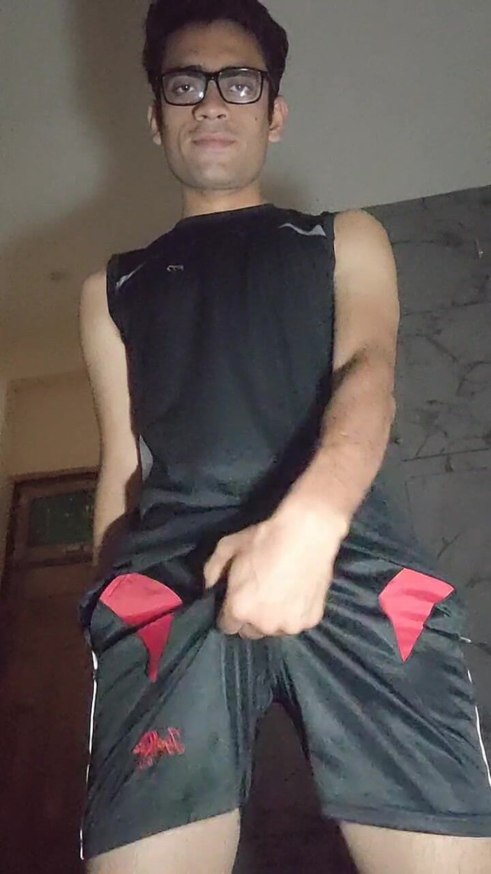 AdityaSquirts: Kinky twink chơi cu và vuốt ve boner trong quần đùi