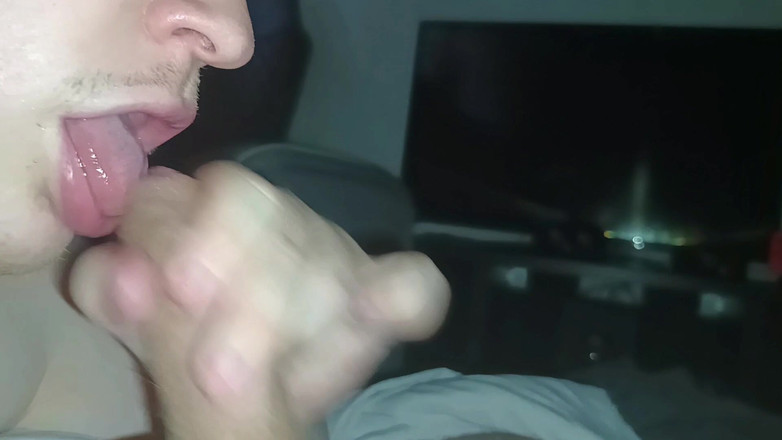 PupFluffy: intenzivní kouření a výstřik spermatu