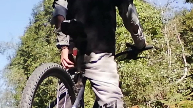 Culopeke: Băiat zvelt cu bicicleta în parc