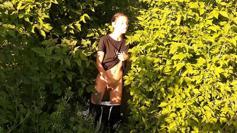 Lesbian-candys: Riskabelt utomhus kvinnlig onani i naturen