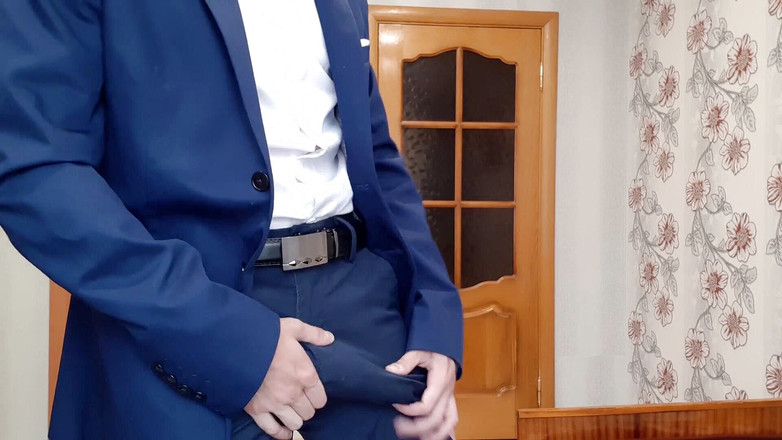 AlexRusFun: Facet masturbuje się swoim dużym kutasem w biurze