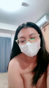 Payudara Basah Gadis Berkacamata