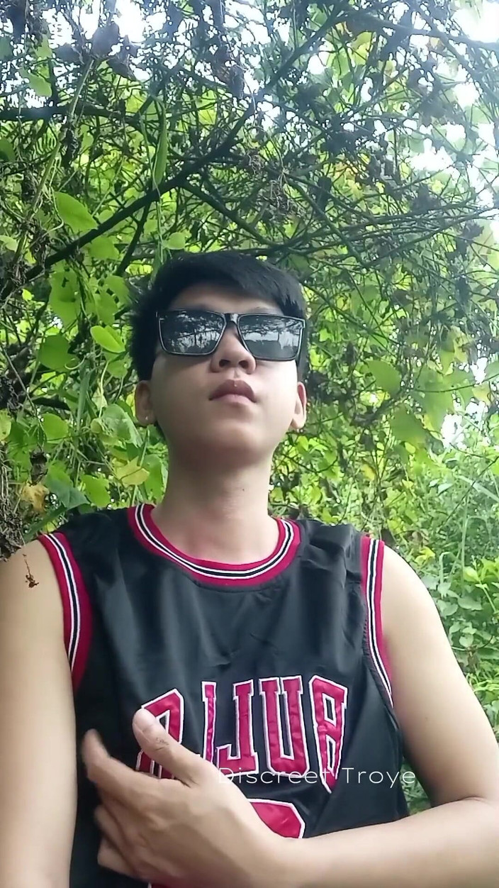 Troye_AsianPinoy: Pinoy koszykarz z Big Veiny Cock. Masturbacja na świeżym powietrzu. Pinoy...
