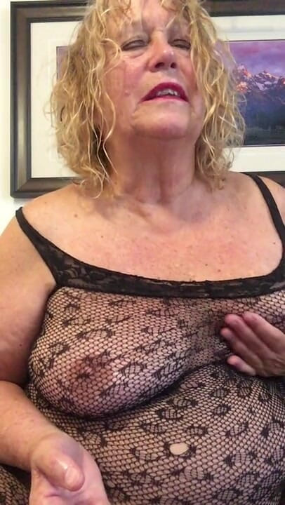 Big Ass 4 U: Nenek seksi lagi asik masturbasi sambil ngomong jorok