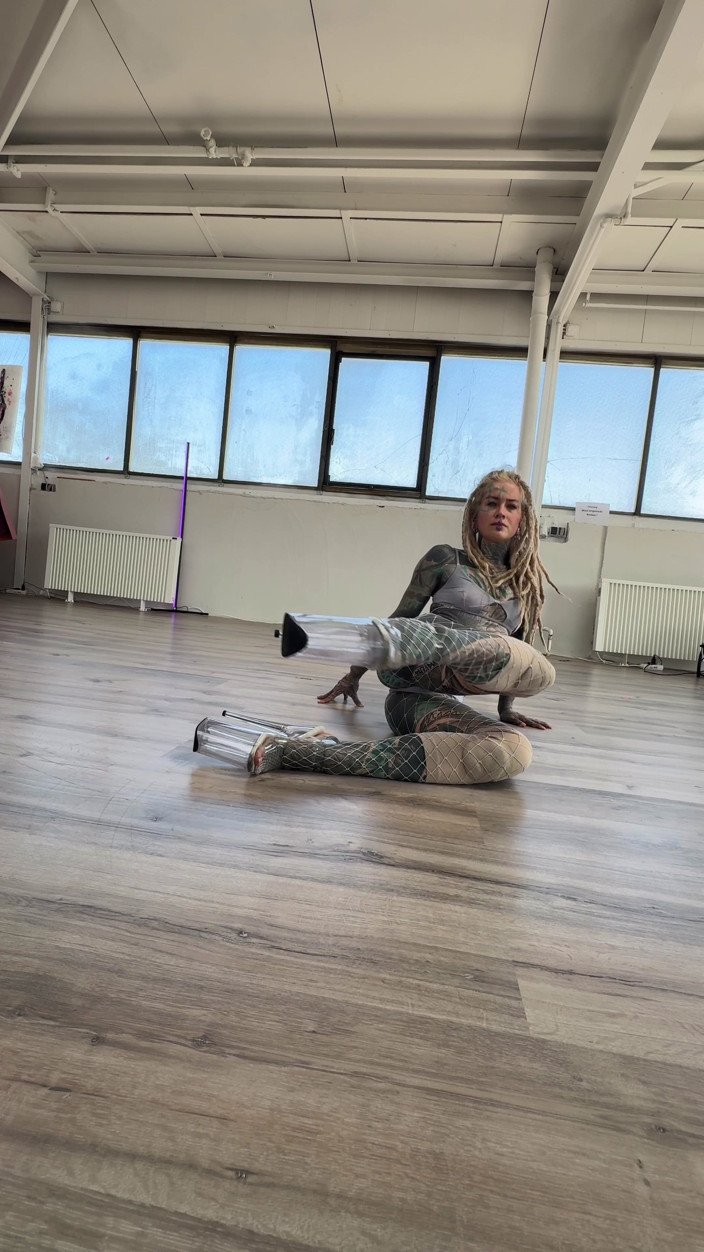 Anuskatzz: Líbí se ti můj tanec? Sledujte mě pro více