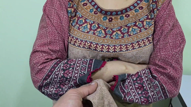 Faryal: Dì hàng xóm đụ sắp tới