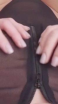 Der hauchdünne nylon-body sieht perfekt auf meinem nackten körper aus