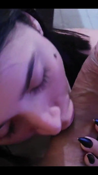 Isteri muda memberikan blowjob dan memberikan pepek tamaknya!