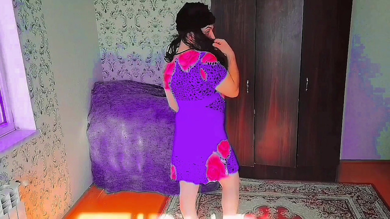 Kitty_Cross: ネオンライトに照らされた魅力的なシシーがゆっくりとからかう体