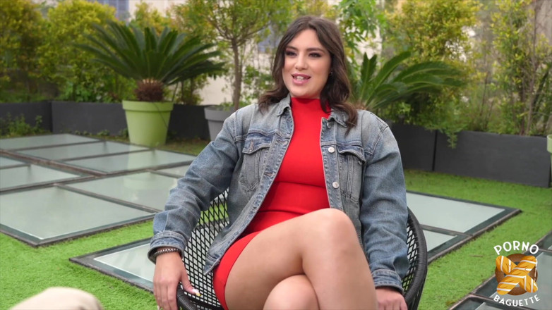 Porno Baguette: Laury, brune sexy, se fait baiser par deux bites
