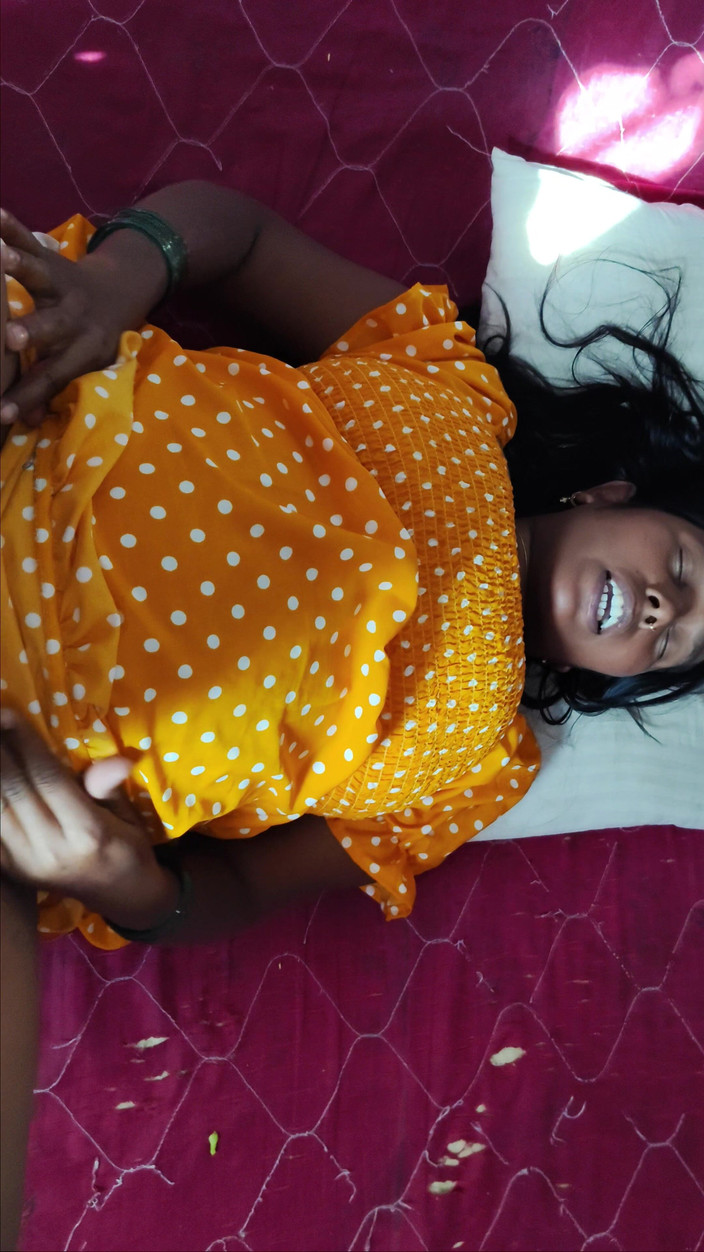 Premi pooja: Дезі бхабхі займається сексом - зять бере свою вагітну невістку по місту, тому бхабхі дозволяє зятю вставити його пеніс в її пизду.