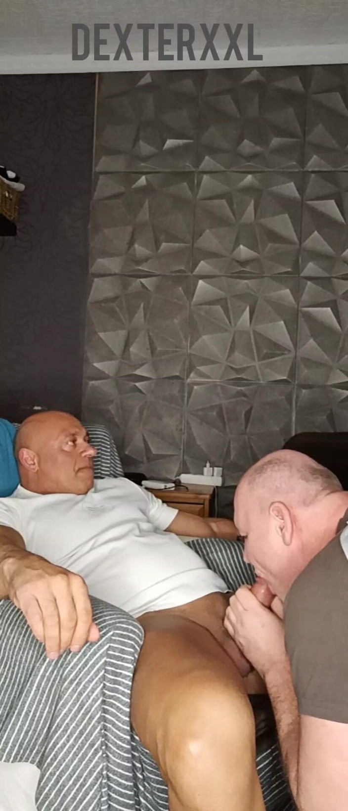 Mr. Guru: Dexterxxl menghisap saya dari bina badan tergoda