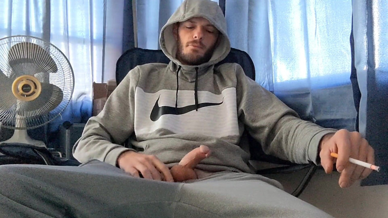 Codi Bonez: Dělám mého měkkého ptáka tvrdým. Kouření a lemování