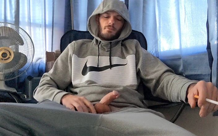 Codi Bonez: Yumuşak yarağımı sert yapıyorum. Sigara içme ve kenarda sikiş