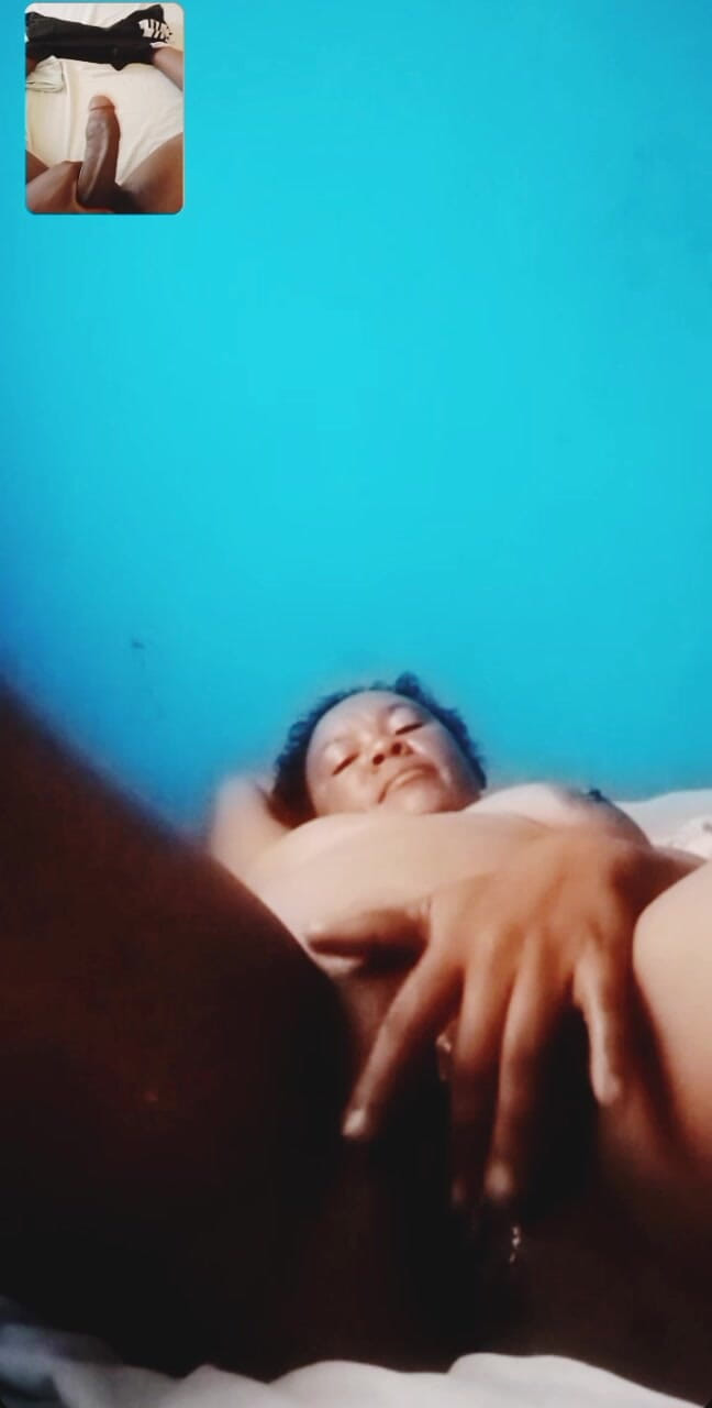 Me and my new slut: Mamá cachonda masturbándose en videollamada