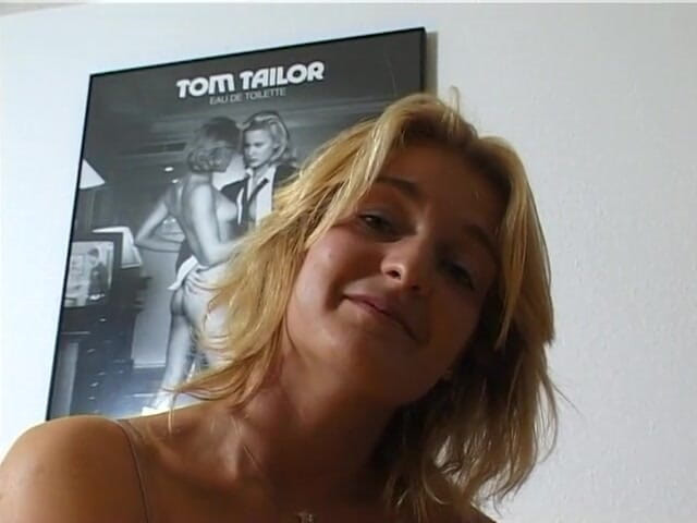 Lucky Wankerz: Blonde hoer speelt met haar poesje