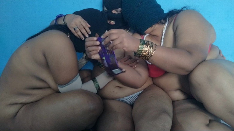 Tamil lesbian: Три горячих лесбиянки разговаривают и сосут