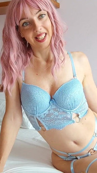 Femdom bi cuckold: dia tahu kamu gay