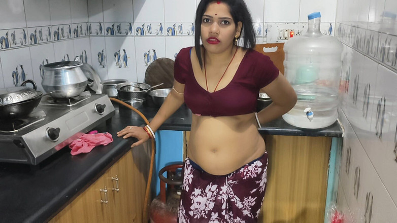 Sona bhabhi: 性感的印度家庭主妇在打扫房间时和她的房主享受