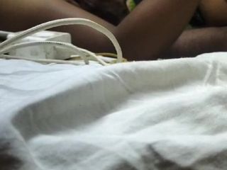 Benita sweety: Tamilský paroháčský pár sání sexy prsou
