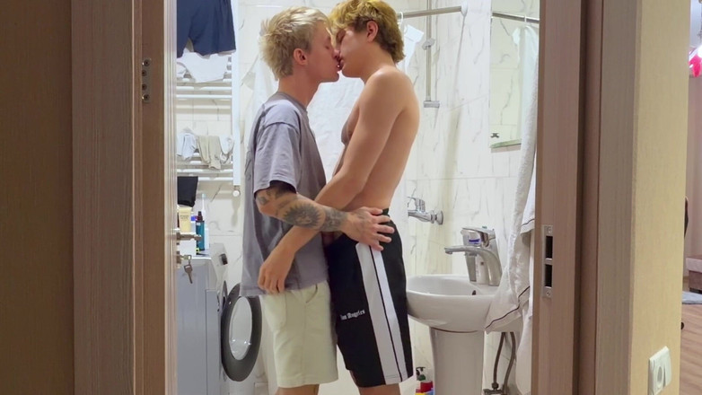 Max Gen: Ami Qui Lèche Le Trou Du Cul Twink Lisse Une...