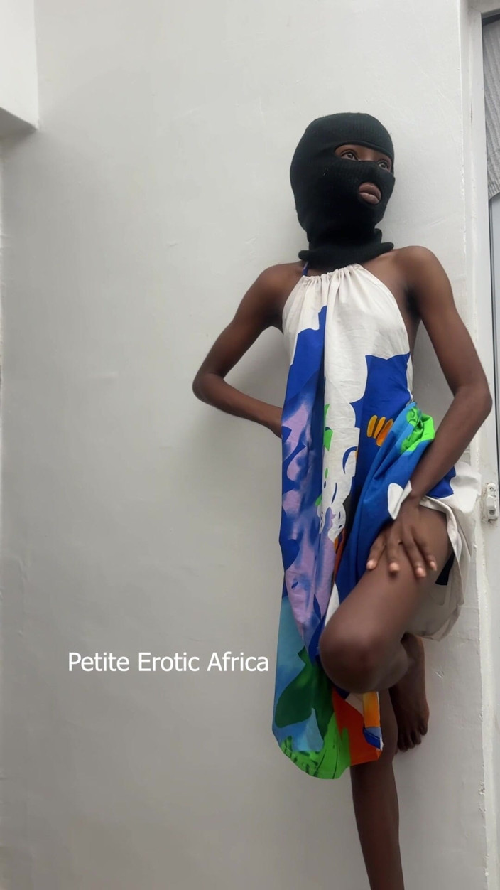 Petite Erotic Africa: Sıska ayakta penetrasyon