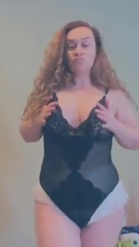 De sexy lingerie van een volwassen meisje