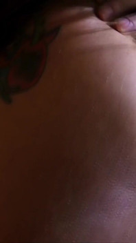 Raylene leckt Faye Reagans muschi für ihren ersten lesbischen orgasmus