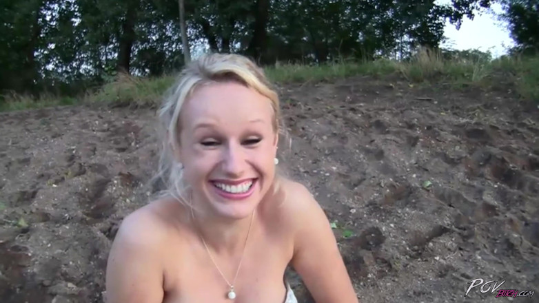 Czech Pornzone: Грудаста чеська мілфа писяє і трахається в openair