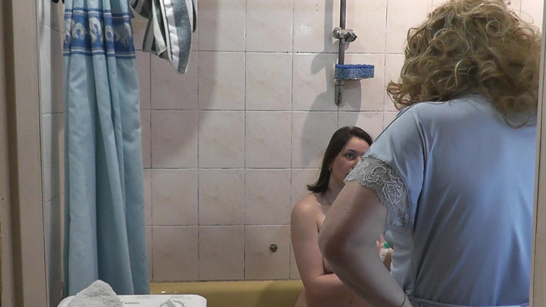 Assol: Stieftochter und stiefmutter duschen. MILF und mädchen. Esel. Feuchte muschi....