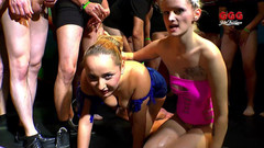 Gang Bang Germany: Pelacur setia di-gangbang habis-habisan di pesta seks liar
