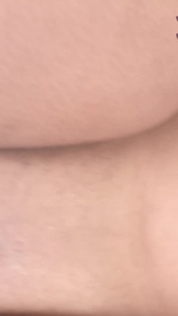 若い女の子とセックスし、彼女の胸を搾り取る