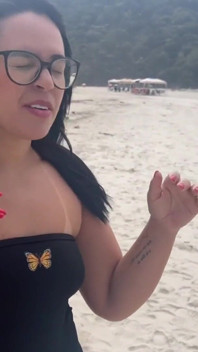 Di pantai dengan bikini thong menunjukkan pantat besar saya