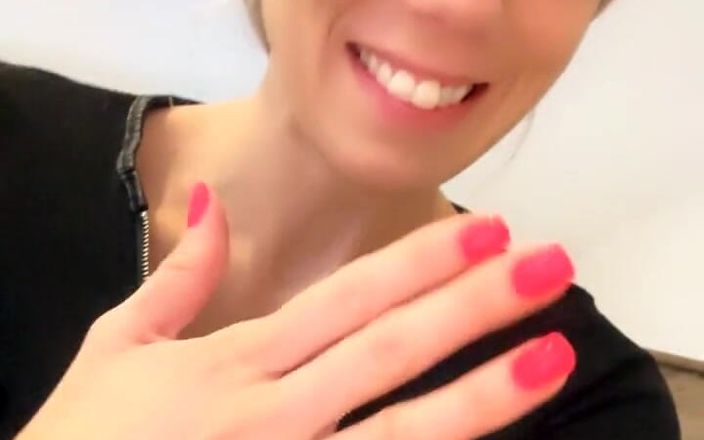 Nesty: ¿Te gustan mis uñas rosadas?