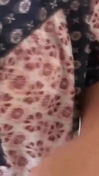 Mijn vrouw toont haar tieten aan mijn vrienden, zodat ze kunnen masturberen en haar vullen met melk