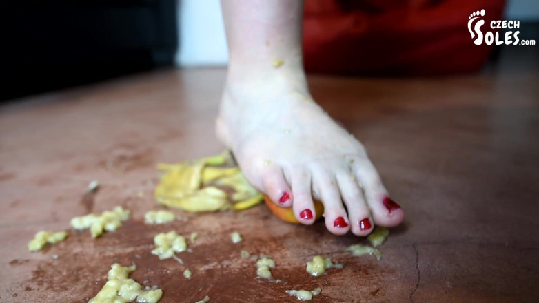 Czech Soles - foot fetish content: 大きな女の子が果物を潰し、君は大きな足で