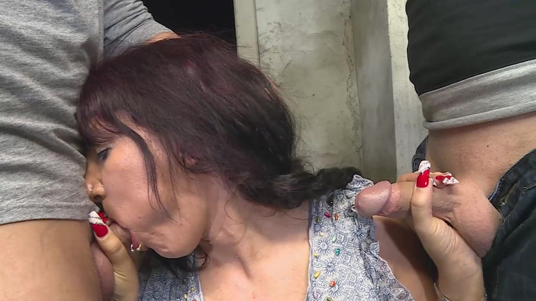 Erotic Planet X: Blond bombnedslag rider kuk vild i underkläder trekant