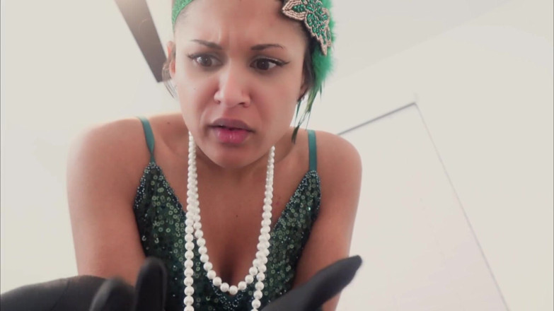 Kink in Time: Calisa Bliss' Rugindo dominação gigante dos anos 20 4K POV encolhendo a...