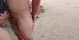 Stepmom_with_big_tits: Úžasná macecha mě nutí orálně na osamělé pláži a neuvěříte,...