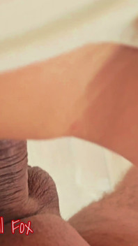Une Maîtresse Baise Une Grosse Bite Sur Le Balcon. Chatte Mouillée. Gros Clitoris. Footjob. Jeu De Tétons. Une Chatte Mouillée