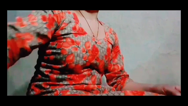 TricolorMusic3: 그녀의 Salwar 정장 위에 그녀의 가슴을 누르고, 그녀는 천천히 참을성이지고 모든 옷을 제거