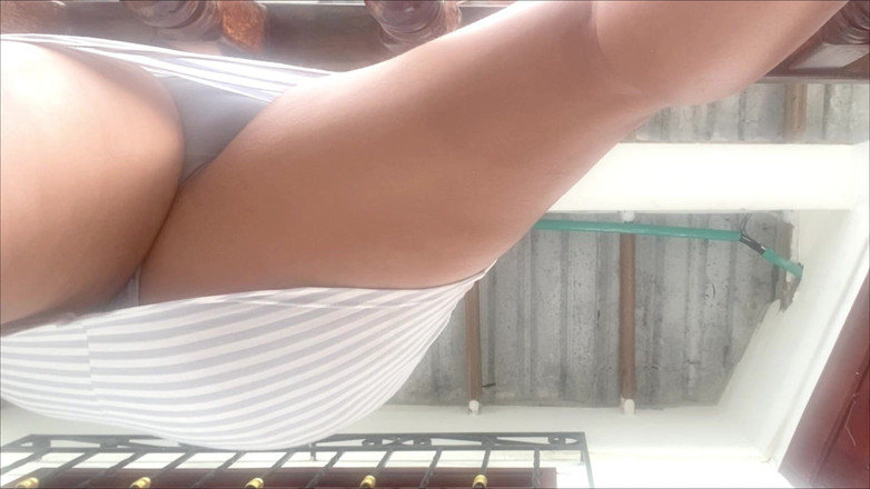 Katrina4deluxe: 해변에서 수영복을 바꾸는 섹시한 여자