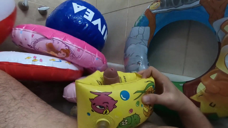 Inflatable Lovers: Bathroom with inflatables