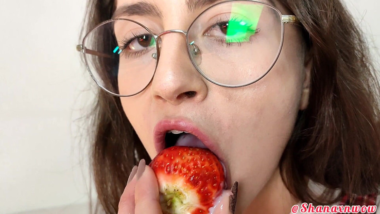 Shanaxnow: Shana Food fetish ke saath stroberi