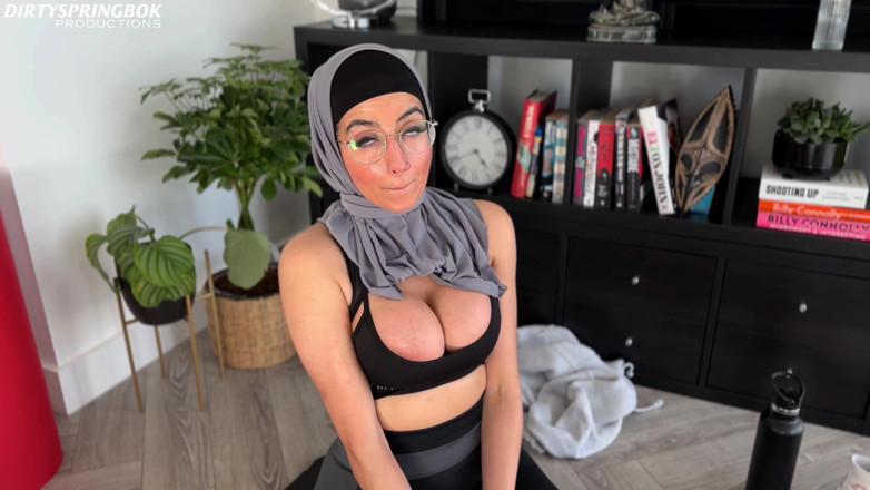 DirtySpringbok: Hijabi Aaliyah Yasin Is Caught by Her Housemate and Gets...